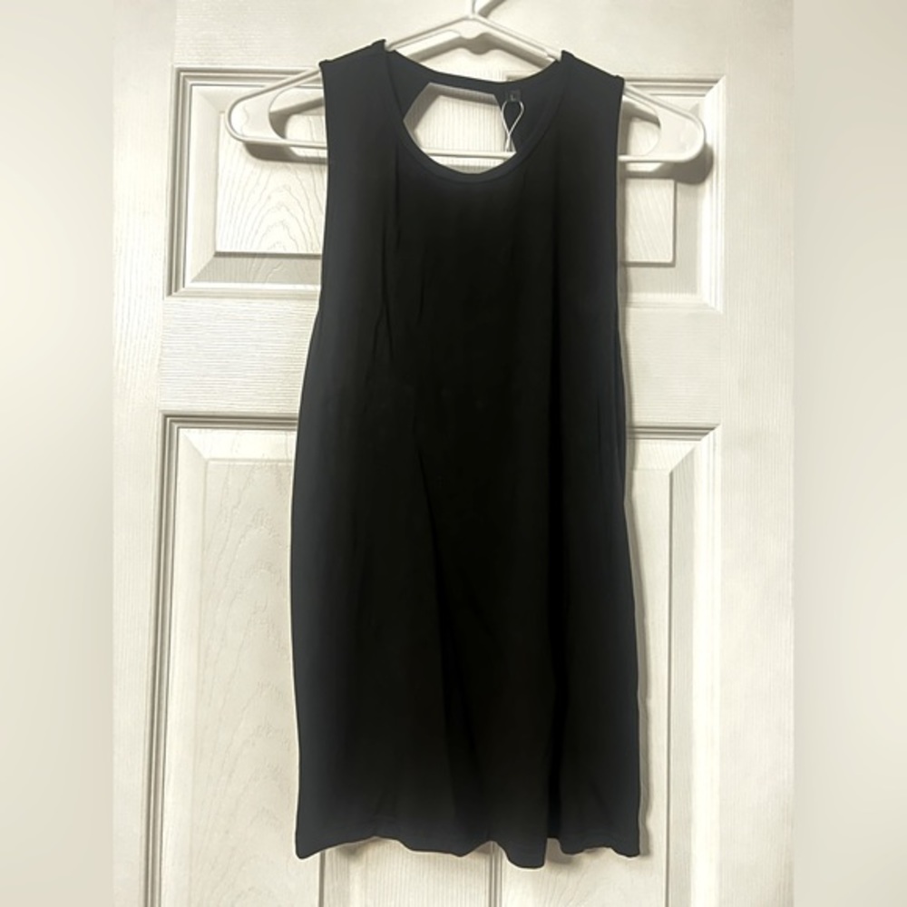 Womens open back twist back athletic top. Large.‎